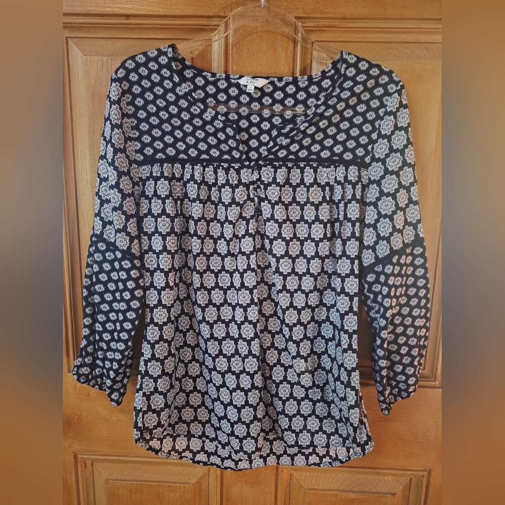 Crown & Ivy Navy and White Patterened Blouse In Small
